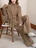 Conjunto de Tricô Estilo Vintage para Mulheres 2026 Outono/Inverno Novo Suéter com Gola Alta e Cinto + Calça Wide Leg de Cintura Alta Conjunto de Duas Peças