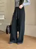 Estas calças de caimento solto e que afinam a silhueta são indispensáveis! Calça casual de alta qualidade, sob medida, de corte reto, com cintura alta e caimento fluido, feita de uma mistura de lã e acetato