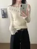 Top de punto blanco estilo coreano, de manga larga, con hombros descubiertos para mujer, una capa interior asimétrica única y hermosa que acentúa la clavícula, perfecto para otoño