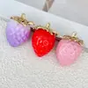 Colgante de coche de gelatina transparente degradada con fresa, amuleto de aleación, acrílico, cadena para teléfono DIY, llavero, accesorio para bolso