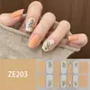 ZE16 refere-se a adesivos de unha estilo europeu e americano com grandes blocos de cor, estampas de leopardo, xadrez, estrelas, listras, e ornamentos para unhas.