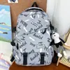 Mochila Casual Azul Hielo con Graffiti de Letras Casuales, Estilo Juvenil, Moderna y Genial, Mochila de Gran Capacidad para Estudiantes de Secundaria y Preparatoria
