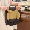 Conjunto de Otoño para Niñas 2026 Estilo Coreano Chaleco de Punto Nueva Moda Infantil Camiseta Básica y Pantalones Conjunto de Tres Piezas para Principios de Otoño