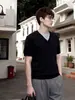 2026 Verano Nueva Marca de Moda Estilo Simple Camisa de Punto para Hombre de Manga Corta con Cuello en V Holgada Casual Top de Moda de Gama Alta