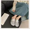 Novos Sapatos de Verão 2026 Estilo Birkenstock com Elementos Trançados, Chinelos Planos PU com Biqueira Fechada, Sandálias Elegantes Coloridas Estilo Senhora, Tendência