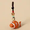Chaveiro Pingente de Escultura em Madeira Artesanal Criativa Peixe-Palhaço, Decoração de Mochila de Peixinho Fofo, Presente Comemorativo de Alta Qualidade