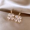 Aretes de Trébol de la Suerte con Incrustaciones de Diamantes de Lujo Ligero Estilo Coreano para Mujer ins Novedosos Nicho de Alta Gama Pendientes de Tuerca Aguja de Plata 925 Joyería para la Oreja al por Mayor