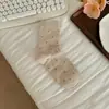 Calcetines otoñales de flores pequeñas y delicadas tienen una atmósfera estilo miu retro (claro y frío) calcetines versátiles de media pantorrilla dulces sin costuras