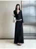 Conjunto de sportswear preto de corte justo para mulheres, com uma saia midi estilo Berkeley, perfeito para o início do outono, criando um visual sofisticado e estiloso.