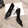Modelo Nuevo 2026 Tacones de Aguja Negros de Punta Fina para Mujer con Lazo, Elegante Diseño de Boca Baja, Cómodos para el Trayecto, No Cansan los Pies