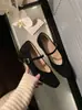 Aumento Interno de Altura de 5CM Mary Jane quadrado estilo francês com aumento interno de altura, suporte para arco, material camurça, fivela de uma tira, adequado para o trajeto diário, corte baixo