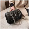 Bolso de Cadena Clásico Transfronterizo con Patrón Acolchado Bordado, Bolso de Mujer Estilo Chanel, Texturizado, Versátil, Moderno, Adecuado para el Trabajo, Bolso de Hombro Único y Cruzado