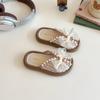 Sapatos Infantis Estilosos Novo Estilo 2026 Verão Sandálias Femininas Slip-On com Pérolas Chinelos Infantis de Moda Tendência