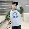 Sudadera de manga larga moderna y genial para niños 2026 con diseño de bloques de color, cuello redondo, estampado de auriculares, moda casual elegante de otoño