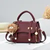 2026 Nova Bolsa Mensageiro Retrô Estilo Americano Aba Desgastada Pequena Quadrada Bolsa de Ombro Único para Mulheres Fonte Transfronteiriça Lote Misto
