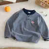 Camisa polo de otoño para niño con botones, camiseta de manga larga para niño con bordado, top versátil elegante estilo coreano con cuello mao