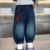 Calça jeans de outono para meninos, calça infantil estilosa e da moda, 2026 nova calça casual curva estilosa para meninos de primavera e outono