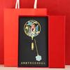 () Caja de Regalo con Marcapáginas Metálico para el Día del Maestro con Texto Grabado Estilo Chino, Presentando el Tema de las Enseñanzas de los Maestros Difundiéndose por el Mundo, Inspirada en los Productos Culturales y Creativos de la Ciudad Prohibida