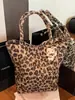 Bolsa Tote Retro Grande Capacidade Transfronteiriça Estampa de Leopardo Nova Bolsa de Ombro de Pelúcia Bolsa de Aula para Estudante Bolsa Tendência para Trabalho e Comutação