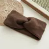 Faixa de Cabelo Cruzada de Lã Tricotada Estilo Coreano Retrô com Aba Larga para Mulheres, Lenço de Cabeça Versátil para o Dia a Dia, Novo Acessório de Cabeça para Outono e Inverno