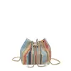 2026 Verano Nueva Moda de Gama Alta Simple Versátil Elegante Cadena al Hombro Cruzado Arcoíris Tejido Bolso Cubo