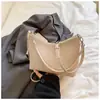 Bolso de hombro con patrón tejido nuevo de principios de otoño de 2026, bolso de axila de alta calidad y elegante, bolso cuadrado pequeño de moda y moderno para el día a día