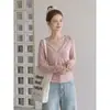 Camiseta Branca Super Bonita com Zíper em V de Manga Longa 2026 Outono Novo Estilo Slim Fit Senso de Design Camada Interna Top Básico