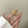 Anel Largo Europeu e Americano Estilo Ins com Textura de Waffle Metálico e Anel Interno Vazado, Anel Redondo Personalizado Estilo Hong Kong Banhado a Ouro Real
