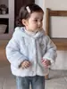 Super Lindo Conjunto de Invierno para Niñas Chaqueta con Orejas de Conejo para Niña Pequeña Pantalones de Micro Campana Elegantes Conjunto de Tres Piezas Ropa Coreana para Niños