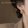 Pendientes de botón de plata 925 con estilo metálico en forma de C, de moda, para commuting, nicho, joyería, diseño de malla europeo y americano, remaches