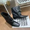 Zapatos de mujer estilo europeo, colección otoño/invierno 2026: botines de moda, suaves, plisados, de piel curtida vegetal con punta cuadrada pequeña