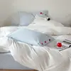 Sencillo juego de cuatro piezas de algodón lavado en dos tonos, juego de tres piezas de algodón puro bordado para dormitorio, adecuado para dormir directamente en la cama, incluye funda de edredón, sábana y sábana bajera.