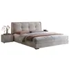 Cama tapizada minimalista de estilo italiano con tirador de tela, diseño de cabecero alto (wingback) en gris claro, respaldo grande y soporte lumbar, adecuada para un dormitorio principal