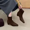 Botas Elásticas Quadradas Estilo Coreano Encontro de Primeira Temporada, Botas Curtas Femininas, Nova Coleção Outono/Inverno 2026, com Design Interno Aumentador de Altura, Botas Emagrecedoras, Elegantes Botas de Equitação