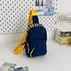 Nueva bolsa de pecho infantil moderna y versátil, diseño casual simple de letras estilo coreano, adecuada para niños y niñas, bolso cruzado para estudiantes y riñonera