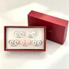 Pendientes de Botón de Perla Imitación Shijia Mantou, Pendientes Exquisitos y de Alta Gama, Nuevos Accesorios para Orejas Populares Versátiles 2026, Caja de Regalo Semanal