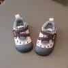 Novos sapatos de caminhada para bebês com biqueira fechada, sapatos infantis de outono, sapatos macios e antiderrapantes para bebês que estão aprendendo a andar, sapatos de praia infantis, sapatos esportivos