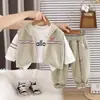Traje para Niños Primavera y Otoño 2026 Ropa Nueva de Otoño para Bebé Chaleco con Capucha Mangas Largas Conjunto de Tres Piezas Ropa Elegante para Niños