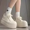 Zapatillas blancas de suela gruesa para mujer que aumentan la altura, nueva colección de otoño 2026, zapatos versátiles para mujeres bajitas, de caña alta, diseño de puntera ancha