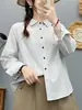 Camisa feminina de algodão 100% petite, pronta para usar, listrada lavada, corte solto, para outono, estilo artístico, com gola de lapela e mangas compridas, efeito emagrecedor