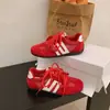 Zapatillas de entrenamiento alemanas rojas transpirables para mujer, nuevas zapatillas deportivas casuales populares versátiles de verano 2026, zapatillas de malla simple para mujer