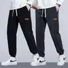 Pantalones casuales de pana para hombre, nuevo estilo otoño 2025, pantalones jogger versátiles para primavera y otoño, pantalones deportivos para hombre con cintura elástica