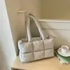 Bolsa acolchoada macia de grande capacidade, nova, para mulheres, atacado transfronteiriço, bolsa de ombro, bolsa jaqueta de plumas, bolsa tote nuvem