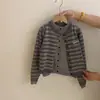 Novo look de outono para meninas: suéter cardigã listrado com gola redonda, combinado com calça jeans de corte solto - um conjunto de duas peças para meninas mais velhas