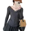 Top de punto ajustado para mujer con cuello ribeteado de encaje estilo francés, nuevo modelo de primavera y otoño, elegante y adelgazante, top de algodón de dos piezas simulado