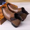Botines elásticos estilo Chelsea para hombre con estampado de avestruz en relieve, transfronterizos, de fábrica, de vestir, tacón bajo, amplio stock en almacén, pedidos pequeños rápidos