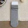 Calcetines de otoño e invierno para mujer, de longitud media hasta la pantorrilla, con un patrón geométrico retro, en una paleta de colores café, hechos de algodón puro y diseñados como calcetines sin costuras