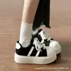 Zapatillas originales de suela gruesa estilo coreano, nuevos zapatos blancos versátiles de primavera 2026, zapatillas casuales de nicho de moda para estudiantes