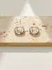 Aretes de alta gama, modernos y versátiles con un acabado metálico brillante, Accesorios de lujo ligero para el día a día