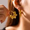 Aretes Europeos y Americanos Transfronterizos de Acero de Titanio Chapados en Oro de 18K con Diseño de Crisantemo de Ola Plisada, Aretes de Mujer Versátiles Asimétricos de Moda